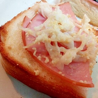 ハムとサラダチキンとパルメザンチーズのトースト